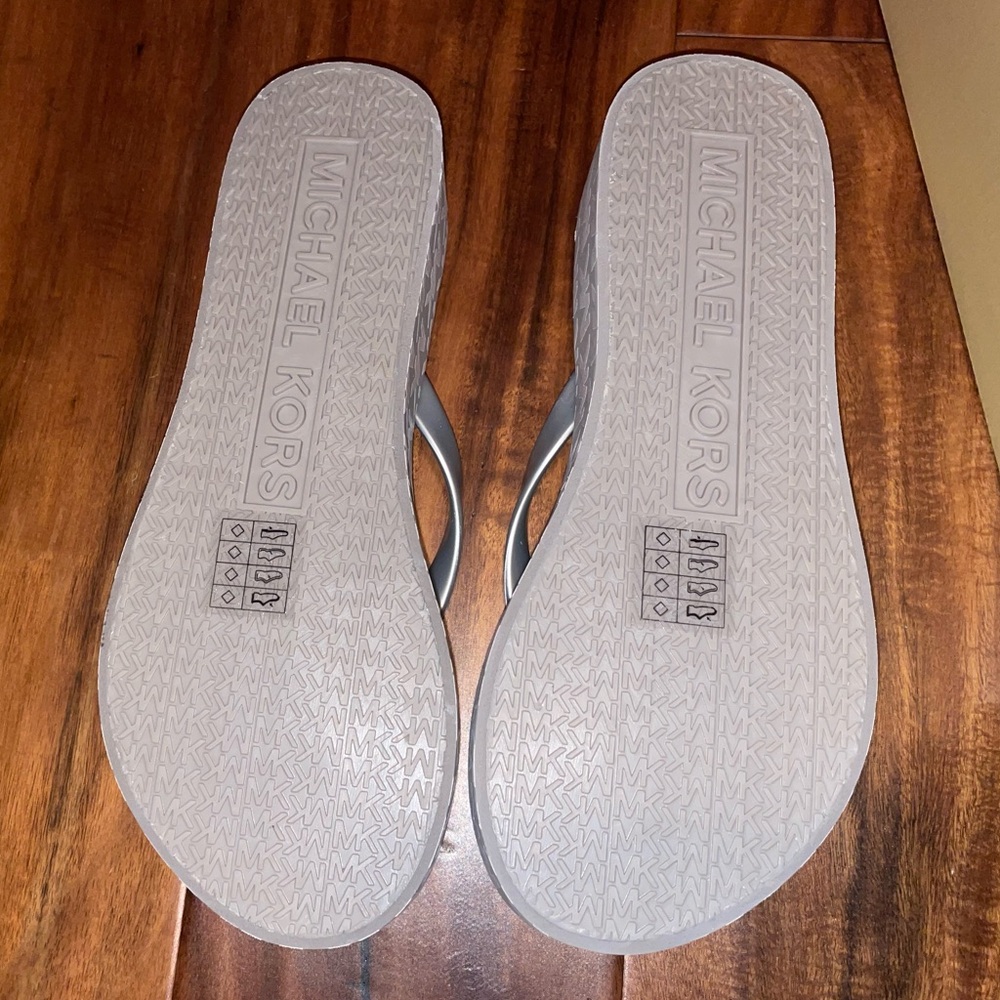 NWT Michael Kors Bedford Glam Platformm
Flip Flop  -Size 7 - Picture 8 of 8